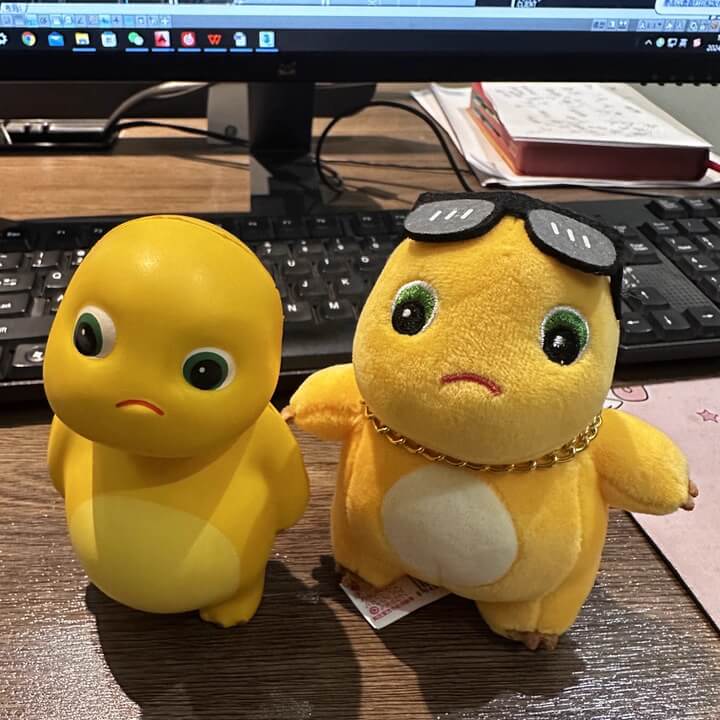 NaiLong Plush Keychain with Squeak – 13cm / 5.1in Sunglasses Dragon, Cute Car Key Fob & Backpack Charm - Logell